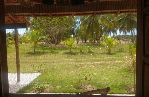 Belmonte House | Cozy Retreat Steps from Mogiquiçaba Beach for Families