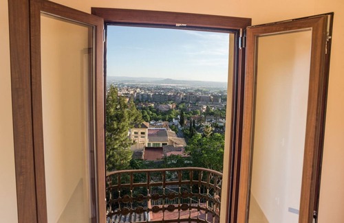 Granada City Center House | Ideal Retreat House Steps from the Alhambra with Spa & Kitchen