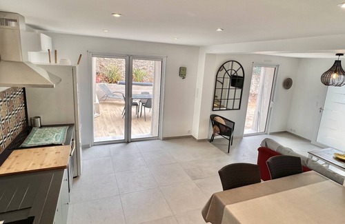 Bandol Villa | Seaside Retreat: Family-Friendly Stay with City Access