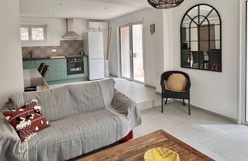 Bandol Villa | Seaside Retreat: Family-Friendly Stay with City Access