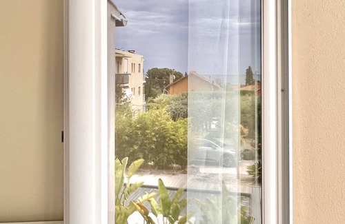 Bandol Villa | Seaside Retreat: Family-Friendly Stay with City Access