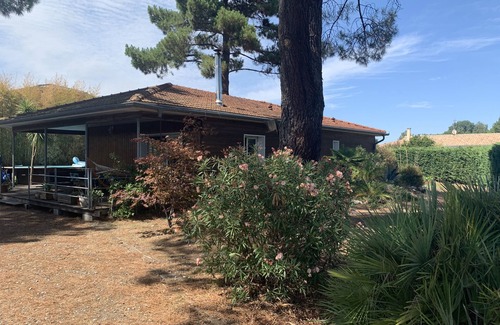 Cazaux House | Scenic House by the Lake with Pool and Breakfast Included