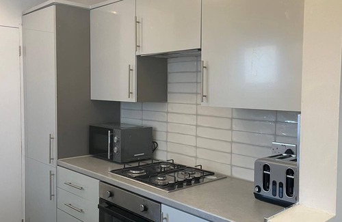 Watford House | Convenient House Next to the Station with Family Amenities