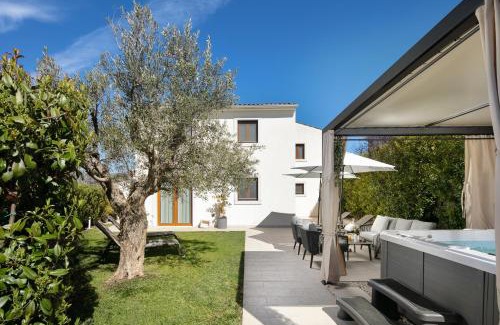 Bale Villa | Oceanfront House NoE with Hot Tub - Guest Rated 9.9/10
