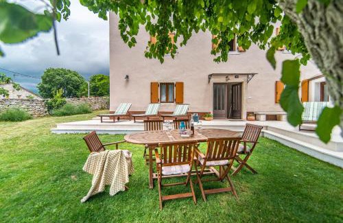 Puntera House | Guest Rated 9.9: House nona Roza, Pet & Child Friendly Stay