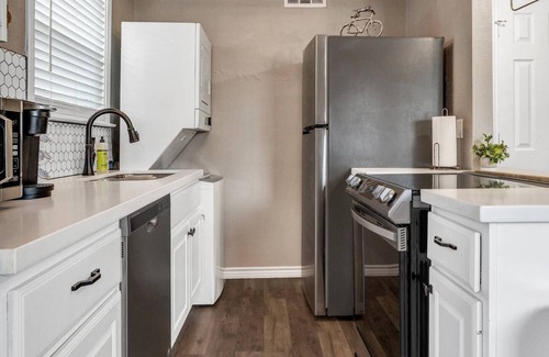 College Station Apartment | Experience House-O-Blues: Walk to A&M, Pet-Friendly Stay