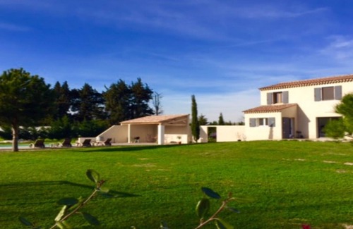 Rognonas House | Charming House with Private Pool Near City of the Popes
