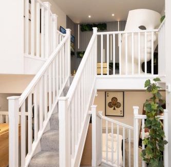 Royal Tunbridge Wells Apartment | Discover Comfort at House Of Cards - Rated 9/10