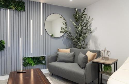 Royal Tunbridge Wells Apartment | Discover Comfort at House Of Cards - Rated 9/10
