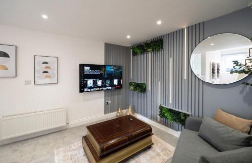 Royal Tunbridge Wells Apartment | Discover Comfort at House Of Cards - Rated 9/10
