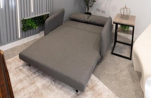 Royal Tunbridge Wells Apartment | Discover Comfort at House Of Cards - Rated 9/10