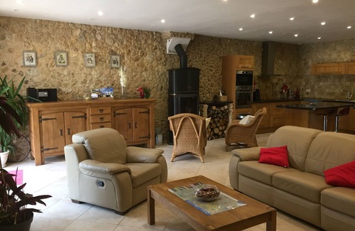 Pressignac-Vicq Villa | Exceptional Stone Retreat with Heated Pool & Spa Amenities