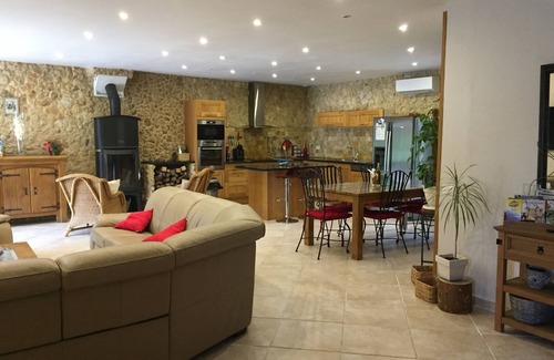 Pressignac-Vicq Villa | Exceptional Stone Retreat with Heated Pool & Spa Amenities