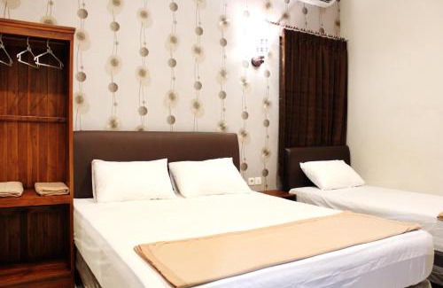 Surabaya House | Budget-Friendly House of Dharmawan: Breakfast and Family Amenities