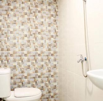Surabaya House | Budget-Friendly House of Dharmawan: Breakfast and Family Amenities