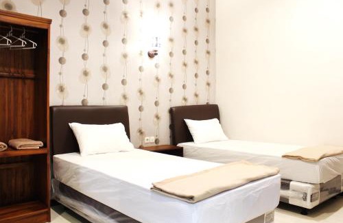 Surabaya House | Budget-Friendly House of Dharmawan: Breakfast and Family Amenities