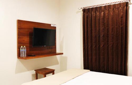 Surabaya House | Budget-Friendly House of Dharmawan: Breakfast and Family Amenities