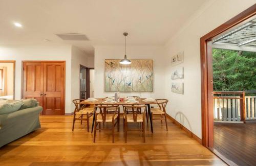 Annerley House | House of Fairy Wren -Charming Queenslander Cottage mins drive to Brisbane CBD and Gabba Stadium!