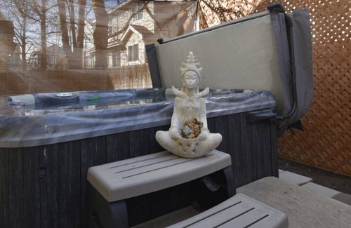 Denver House | Ideal Vibe, Pet-Friendly Stay with Pool & Spa Amenities
