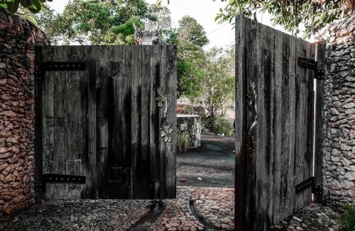 Penida Island House | Discover House of Gubuk Paon: Family & Pet-Friendly Retreat