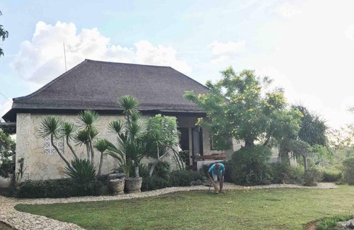Penida Island House | Discover House of Gubuk Paon: Family & Pet-Friendly Retreat