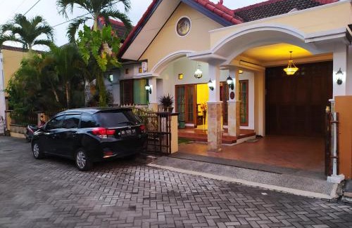 Sinduadi House | Cozy House of Ken: Family-Friendly with Hot Tub & Breakfast