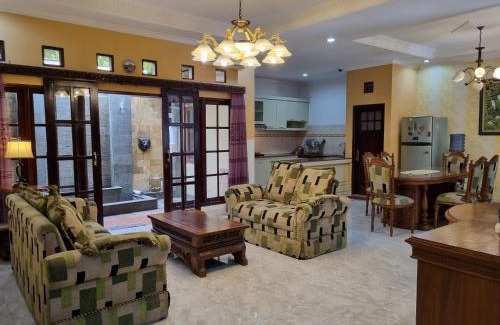 Sinduadi House | Cozy House of Ken: Family-Friendly with Hot Tub & Breakfast