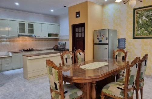 Sinduadi House | Cozy House of Ken: Family-Friendly with Hot Tub & Breakfast
