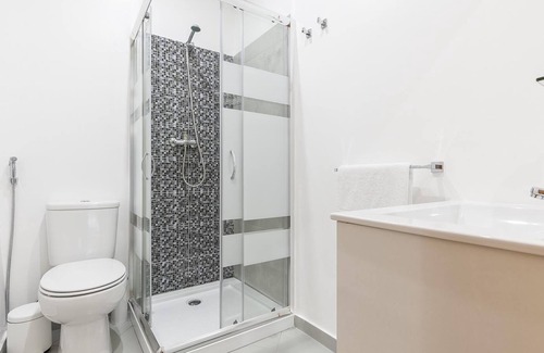 San Bartolome Apartment | House of Light: Elegant Old Town Apartment with WiFi & AC