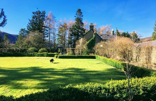 Glenesk House | Inviting House of Mark: Pet-Friendly with Breakfast Included