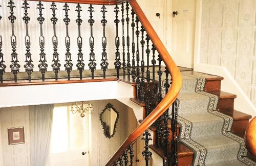 Glenesk House | Inviting House of Mark: Pet-Friendly with Breakfast Included