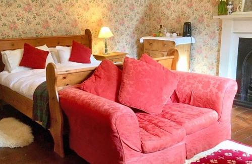 Glenesk House | Inviting House of Mark: Pet-Friendly with Breakfast Included