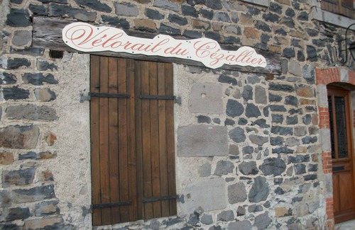 Lugarde Cottage | Discover House of Meynial: Pet-Friendly Lake View Escape