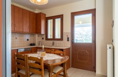 Akoumia House | Relax at House of Papadogiannis with Ocean View & Breakfast