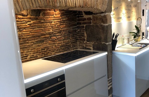 Centre Apartment | House of Parlement: Historic Apartment with Breakfast & More
