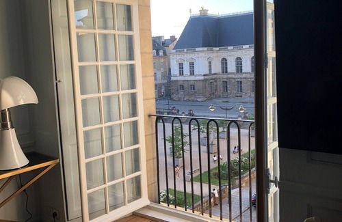 Centre Apartment | House of Parlement: Historic Apartment with Breakfast & More