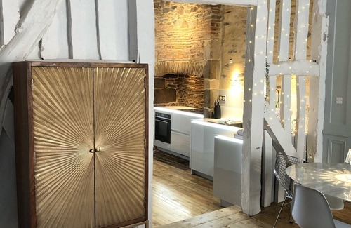 Centre Apartment | House of Parlement: Historic Apartment with Breakfast & More
