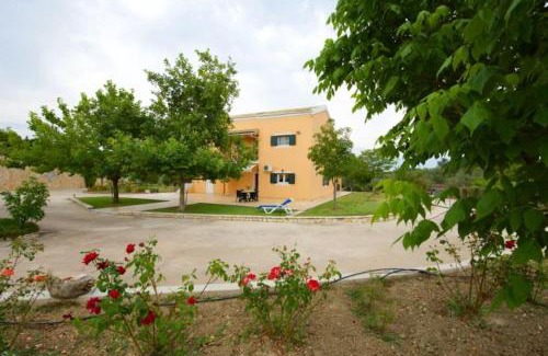 Notos Apartment | Unforgettable House of Roses: Guest Rated 10/10 & Family-friendly