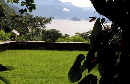 Ubatuba House | Oceanfront Retreat: House of the Beach of the Léo
