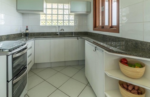 Barra de Ibiraquera House | Beachfront Escape with Ocean Views and Spacious Garden