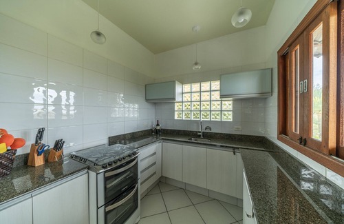 Barra de Ibiraquera House | Beachfront Escape with Ocean Views and Spacious Garden