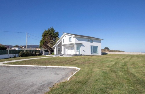 Fazouro Apartment | Beachfront Getaway in Foz with Family-Friendly Amenities