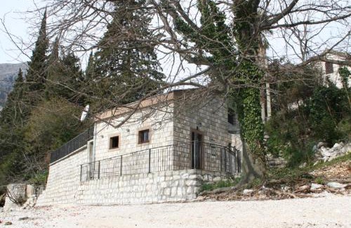 Orahovac House | Beachfront House: Pet-Friendly Oasis with Ocean Views