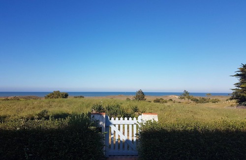 Barbatre House | Beachside House by the Dune with Family-Friendly Amenities