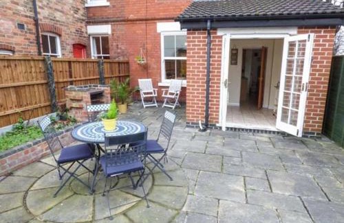 Derby House | House on the Green: Ideal Location for Families and Pets