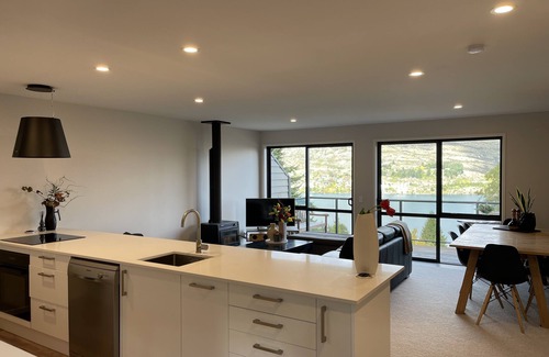 Queenstown Apartment | Top-Rated House on the Hill in Queenstown with Pool & Kitchen