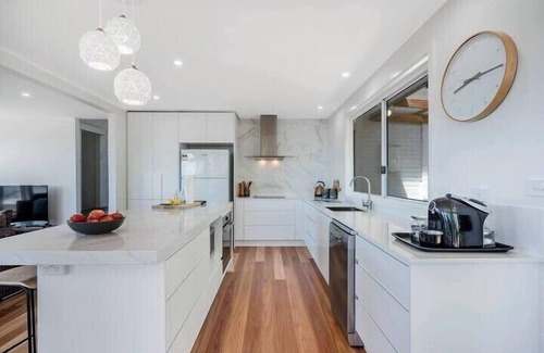 Sandy Bay House | Scenic House on the Hill: Oceanfront Retreat for 12 Guests