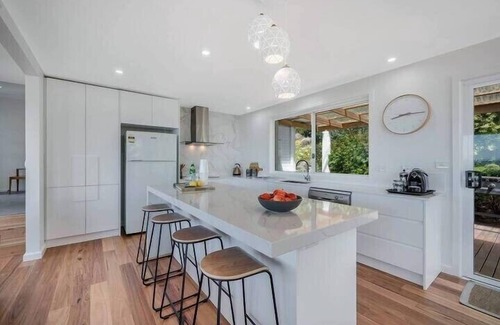 Sandy Bay House | Scenic House on the Hill: Oceanfront Retreat for 12 Guests