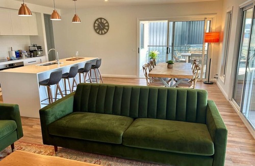 Wodonga Apartment | Cozy House on the Hill - Perfect for Families and Pets