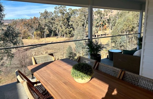 Wodonga Apartment | Cozy House on the Hill - Perfect for Families and Pets